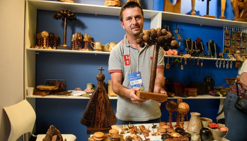 Auf der Tourismusmesse 2025 verwandeln Handwerker Gebiete in lebendige Kunst