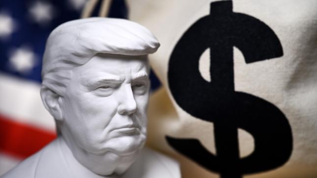 In arrivo nuove tariffe punitive: Trump rinvia le tariffe ma minaccia i paesi BRICS con imposte speciali!