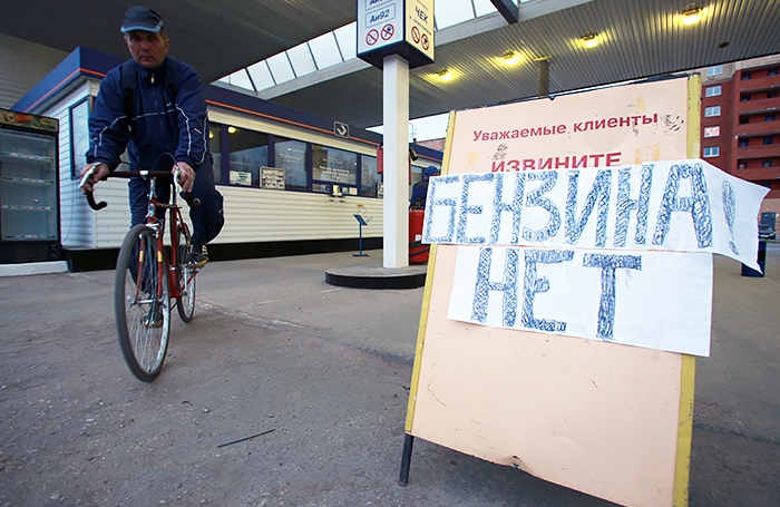 Izvestia: Gas stations are restricting gasoline sales in several regions.