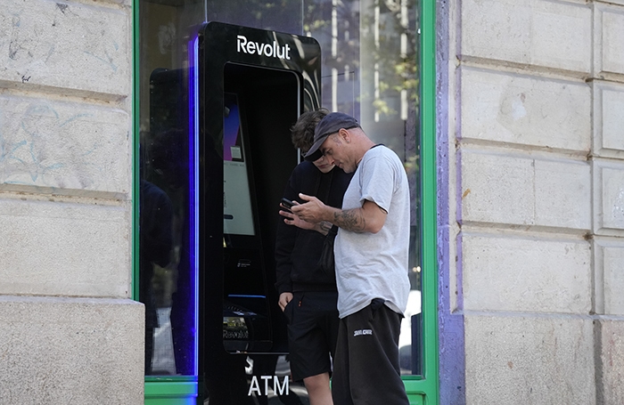 Revolut Bank has demanded European residence permits from its Russian clients and is blocking their accounts.