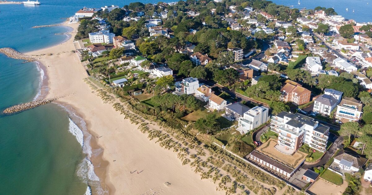 Un impresionante barrio con increíbles vistas a la playa tiene los precios de viviendas costeras más altos del Reino Unido.