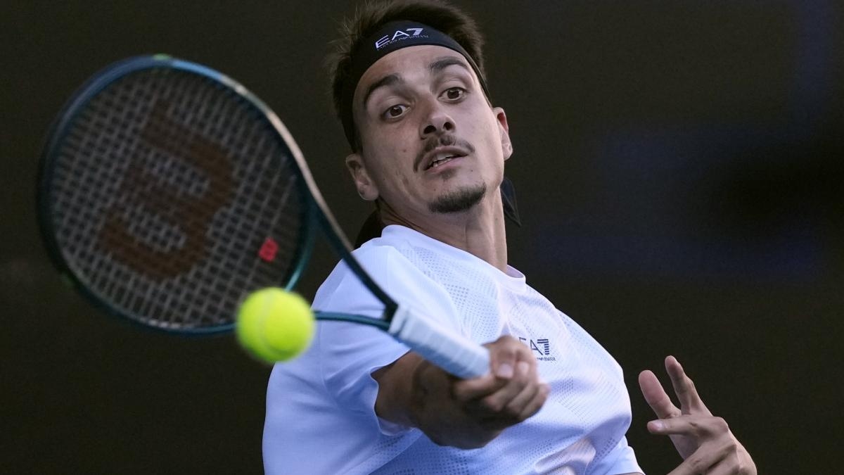 A Dubaï Sonego sur le terrain contre Tsitsipas au 1er tour. Le Grec mène un set, 7-6