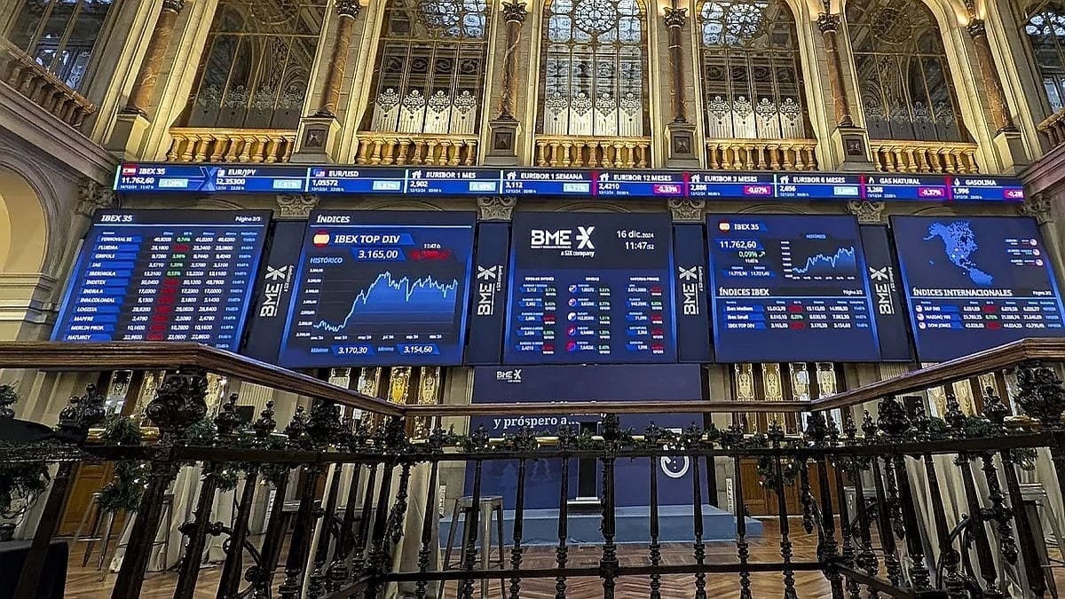 Die europäischen Märkte eröffnen vorsichtig höher: FTSE, DAX und CAC im Plus, während der Dollar stärker wird.