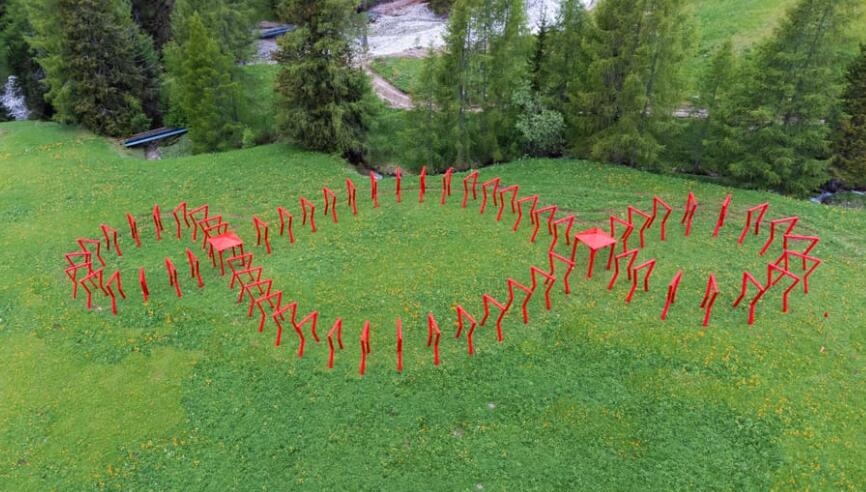 SMACH: Pistoletto'nun "Üçüncü Cennet"i Bolzano'da, Vaia fırtınasının devirdiği ağaçlarla açıldı