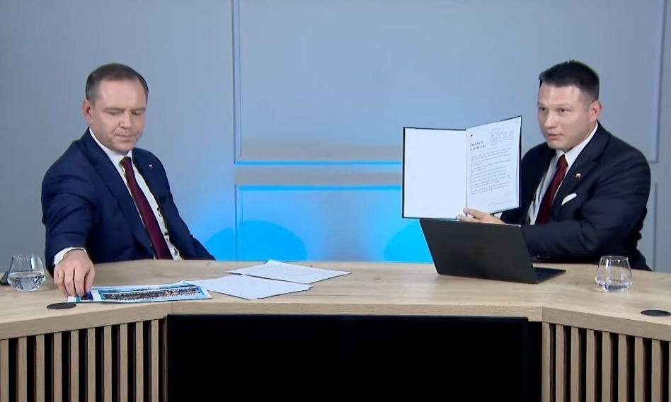 Sikorski a retrouvé son maillot de leader. Nawrocki et Mentzen ont plongé.