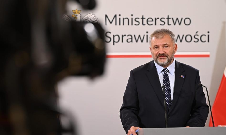 Развод между министром и прокурором придется отложить