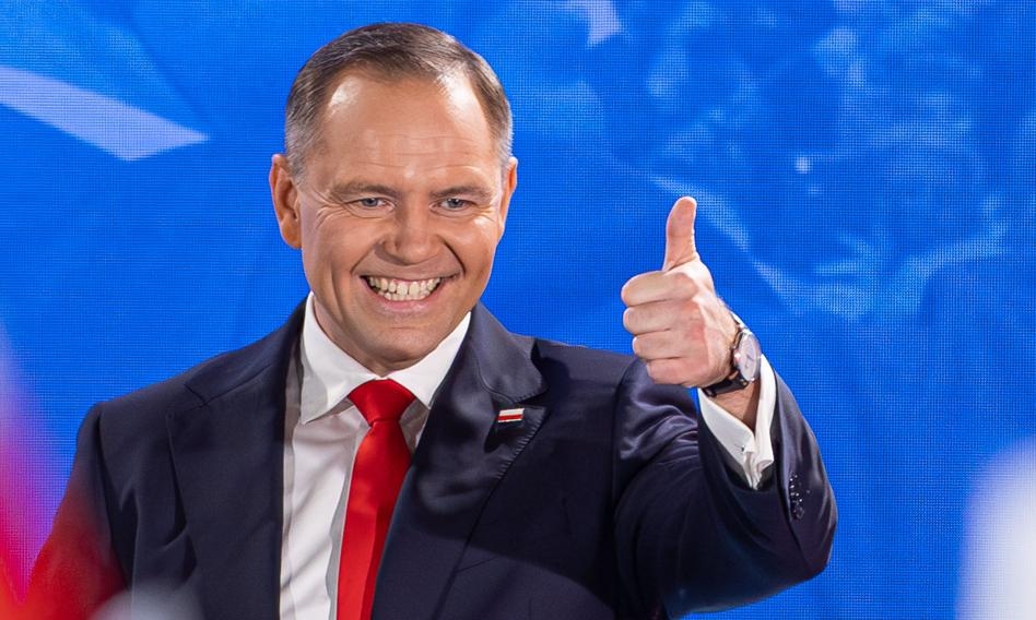 Prezydent pomógł partii. PiS wyprzedził KO