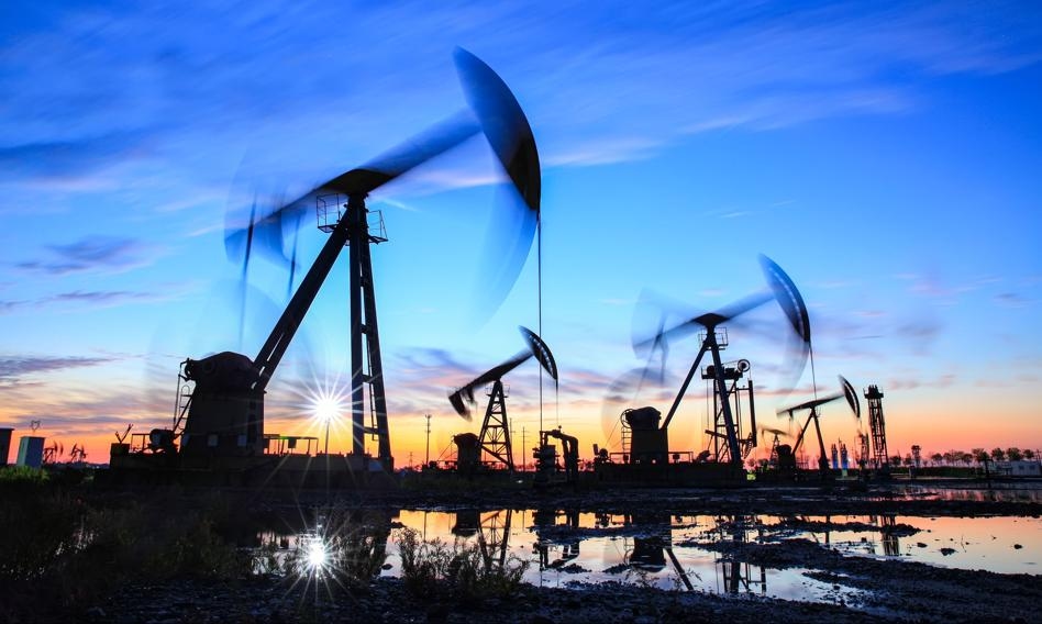 Los precios del petróleo caen una nueva sesión mientras los mercados esperan la decisión de la OPEP+