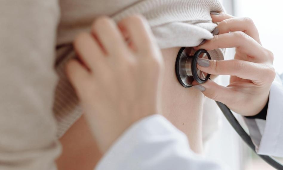 Los profesionales pseudomédicos deberían ser penalmente responsables. El Consejo Médico Supremo considera que la reforma gubernamental es demasiado débil.