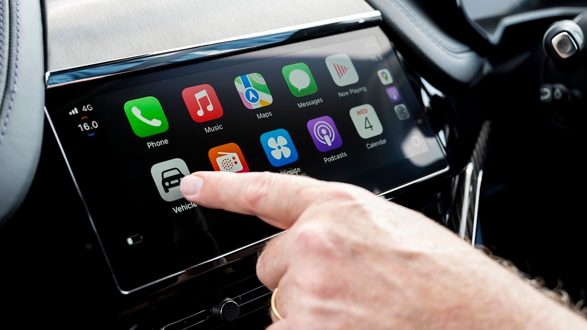 RAY MASSEY: Aston Martin pomaga wprowadzić erę „iDashboard”