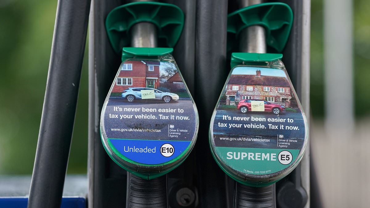 La agenda verde del Gobierno ha añadido 3,5 peniques a cada litro de gasolina desde 2021 gracias al cambio al E10