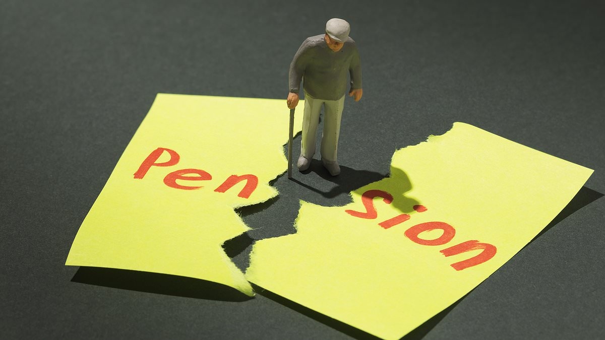 Pension withdrawals by DIY investors rise by a THIRD on Budget concerns - but experts say it's a huge risk