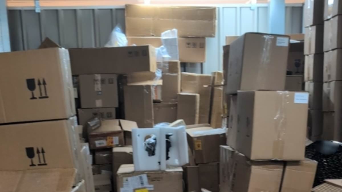 Bei einer Razzia in einem Lagerhaus in Gloucestershire wurden gefälschte Autoteile im Wert von über 100.000 Pfund entdeckt – jeder sechste Autofahrer könnte durch lebensgefährliche Fälschungen gefährdet sein.