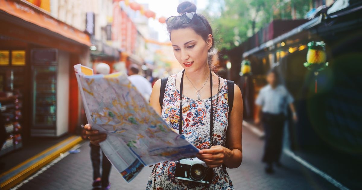 Consigli per chi viaggia da solo per evitare la "tassa per single" durante le vacanze estive