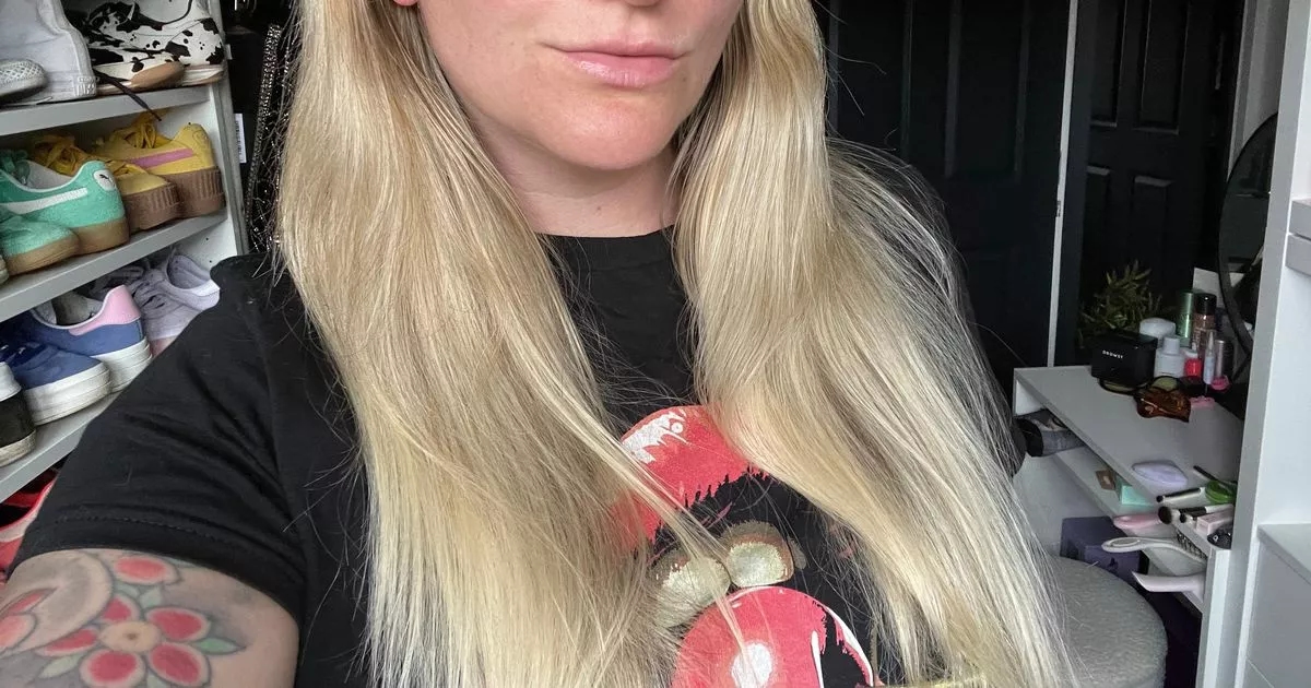 Questa maschera per capelli al miele ha trasformato i miei capelli decolorati e secchi con un solo utilizzo