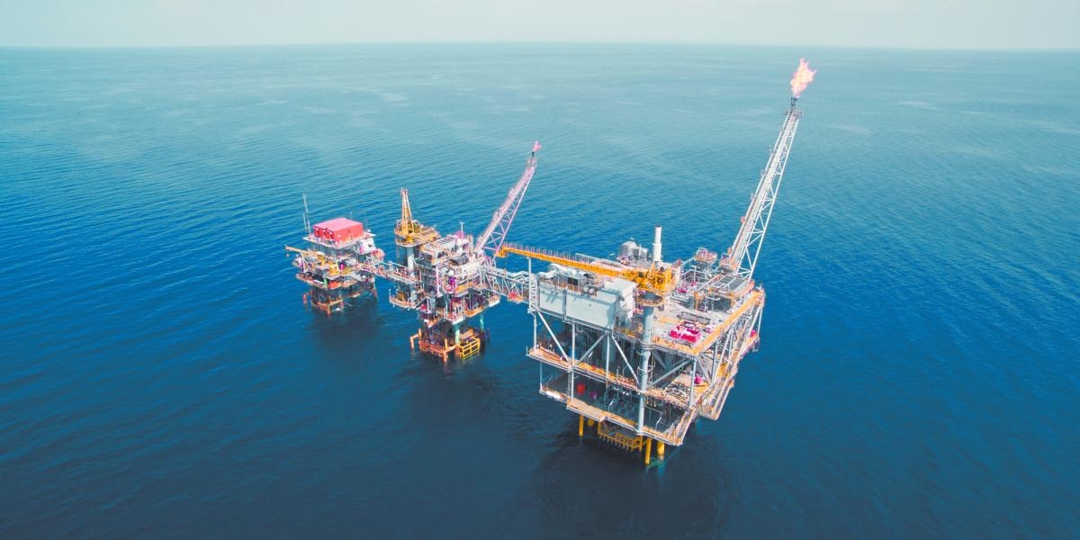 Petróleo fecha em máximas de duas semanas com cortes de tarifas