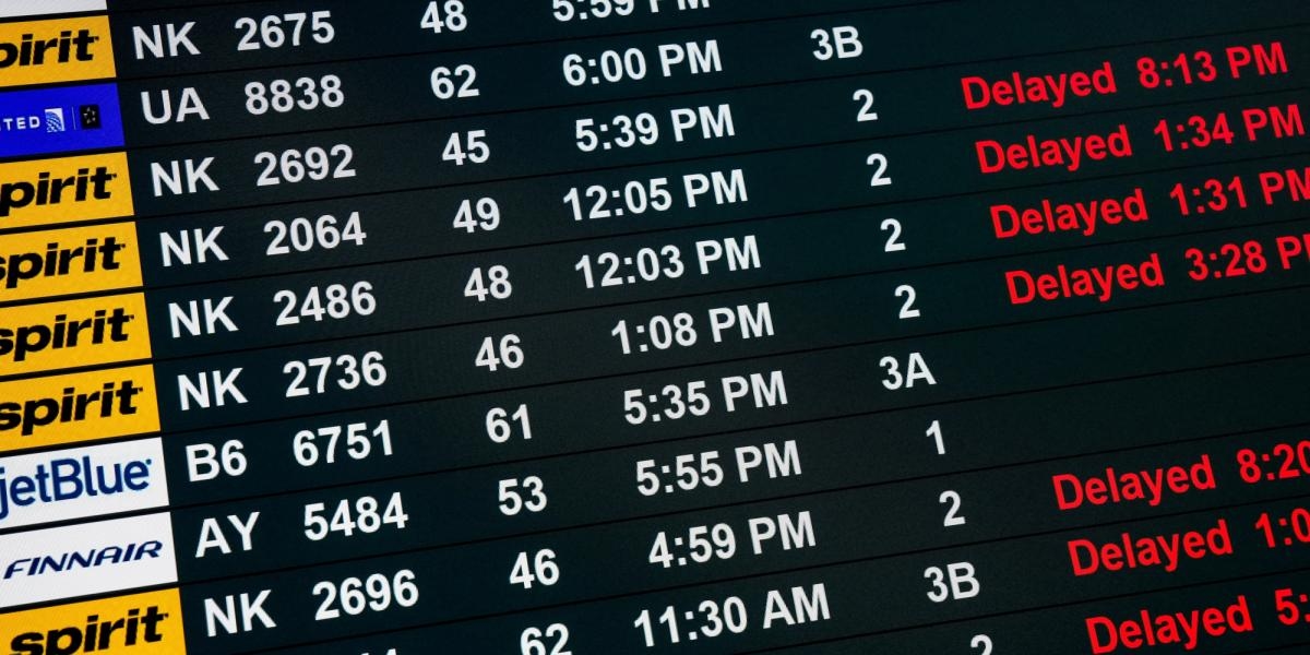 Il caos all'aeroporto internazionale di Newark-Liberty frustra le compagnie aeree e preoccupa i viaggiatori