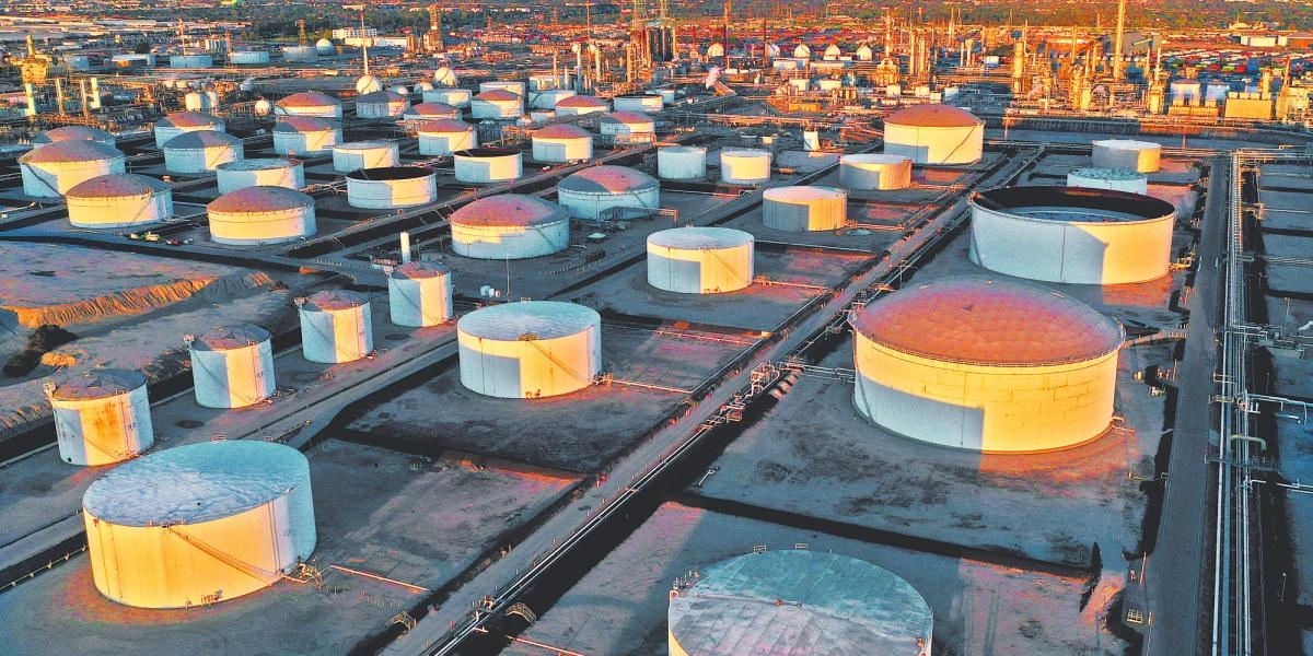 La hausse des prix du pétrole brut fait grimper les cours des compagnies pétrolières en bourse