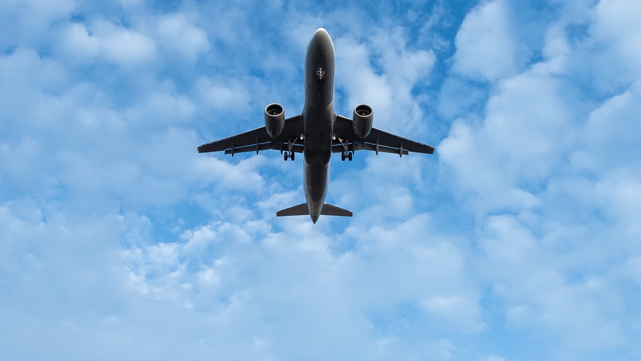"Vier bis fünf Mal, mein Lieber": Diese Produkte werden per Flugzeug über Privatpersonen transportiert