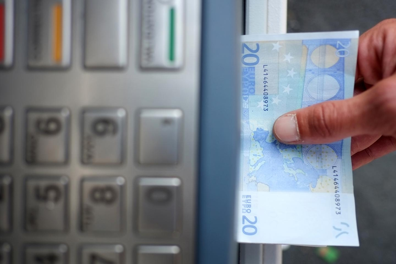 O dinheiro está perdendo terreno e resistindo