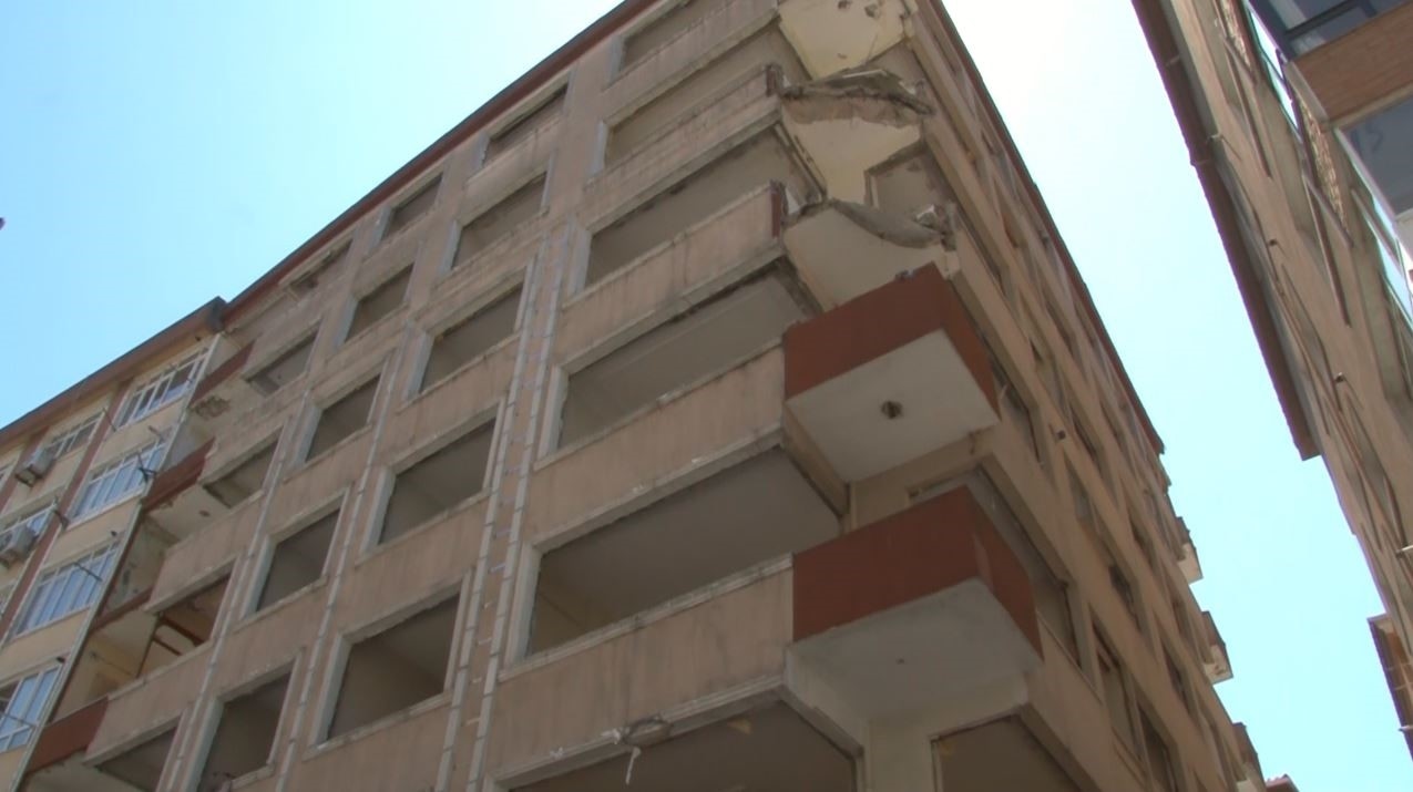 Le balcon d'un immeuble démoli à Bahçelievler s'est effondré lors du tremblement de terre : un blessé