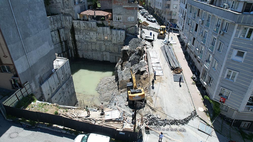 Une route s'est effondrée pendant des travaux à Gaziosmanpaşa