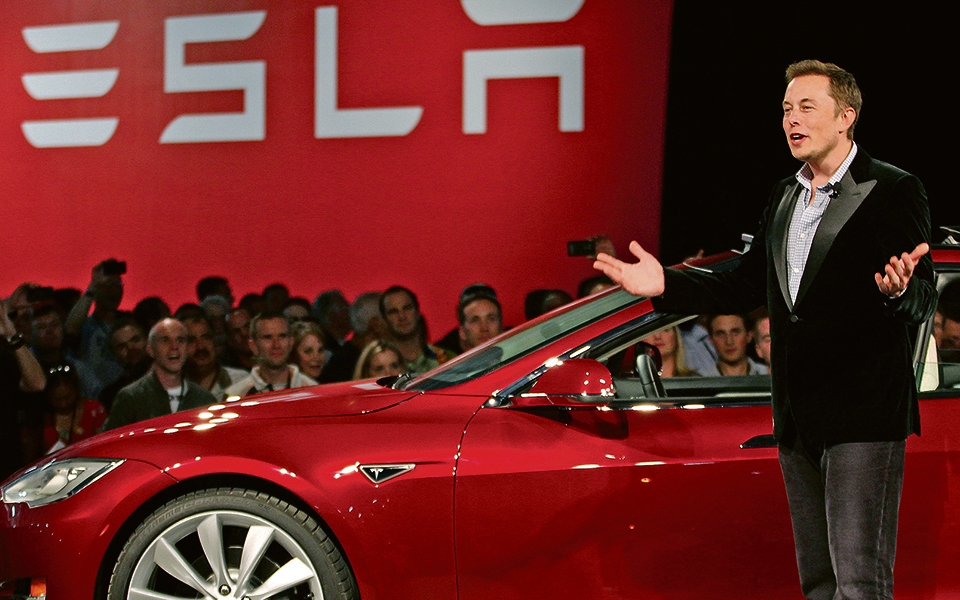 Tesla sale del 4% dopo aver perso 135 miliardi di euro di valore di mercato