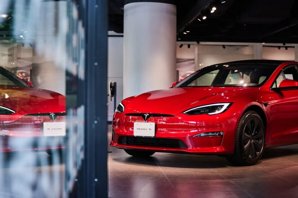 I venditori allo scoperto hanno guadagnato 3,5 miliardi di euro con il calo delle azioni Tesla