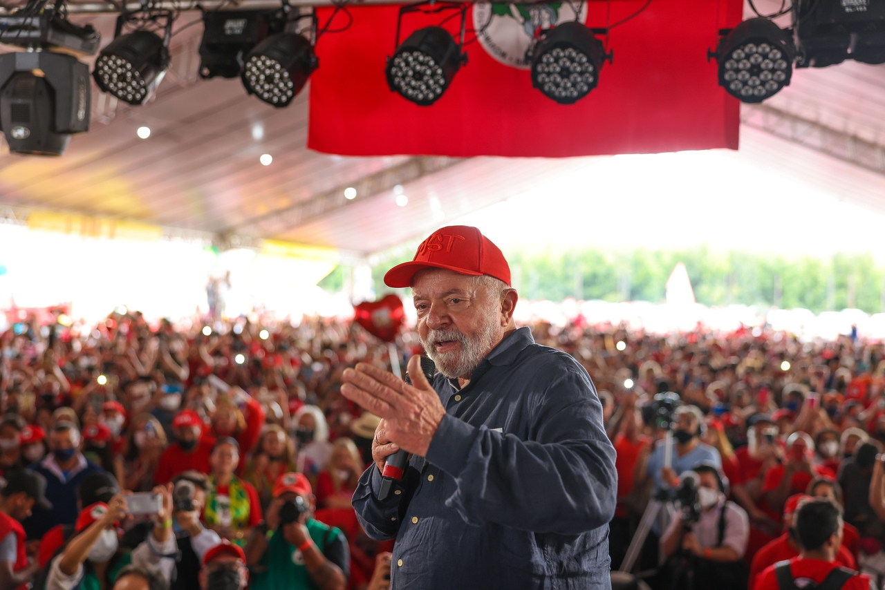 Lula critica preço do botijão de gás e diz que população de baixa renda terá gratuidade