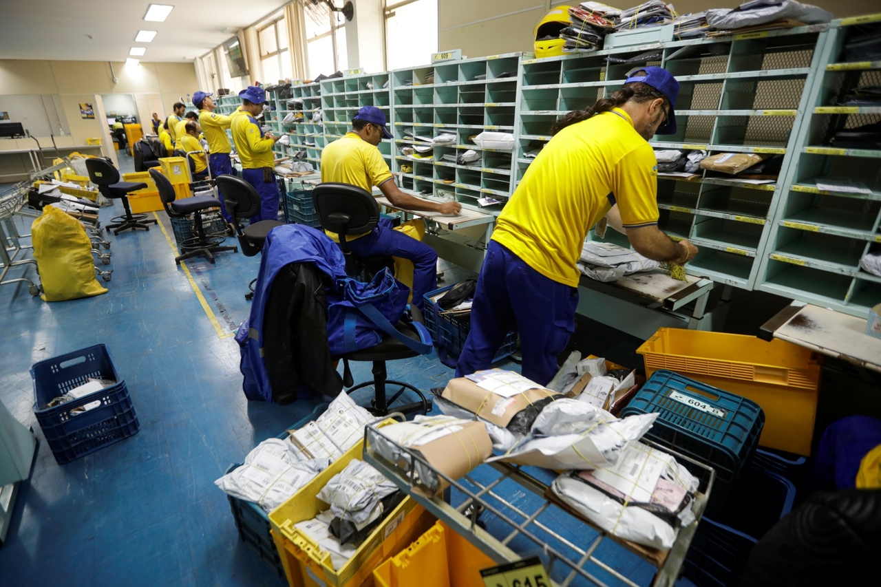 Dopo una perdita di un miliardo di dollari, Correios annuncia la sospensione delle ferie e la riduzione dell'orario di lavoro