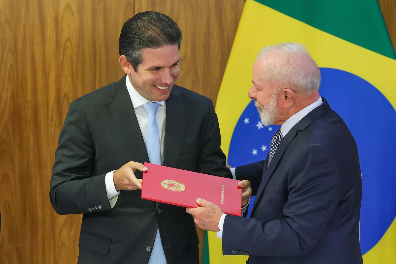 Cámara ensaya rebelión contra Lula, pero Motta ayuda al gobierno y pospone decisión sobre IOF