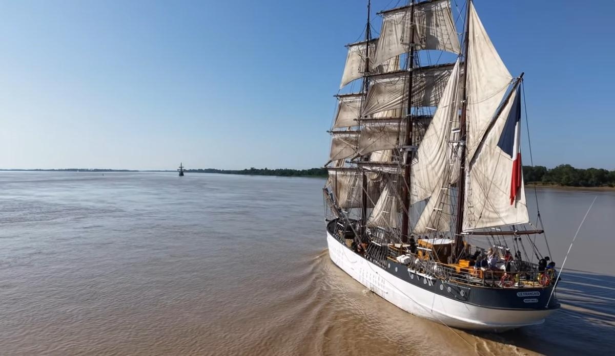 Video: De majestueuze aankomst van zeilboten in de monding van de Gironde voor het wijnfestival van Bordeaux, gefilmd door een drone
