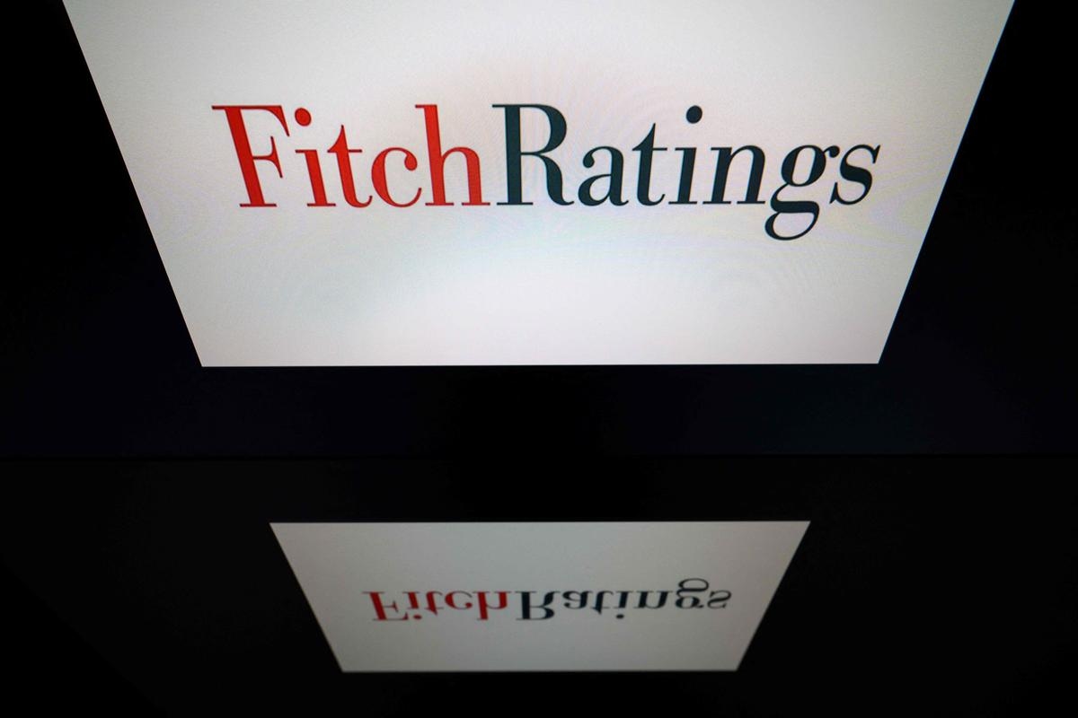 Dług: Fitch obniża rating Francji z powodu niepewności budżetowej