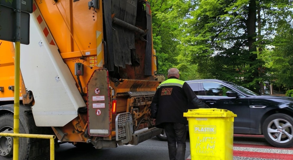 Déchets explosifs dans les poubelles. Les jeter peut provoquer une explosion.