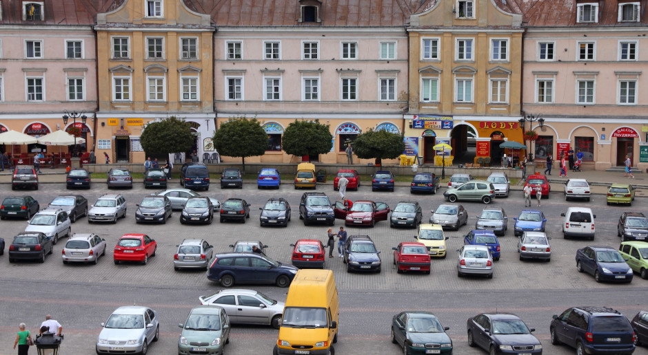 Der Menschenrechtskommissar greift die Vorschriften für gebührenpflichtiges Parken auf