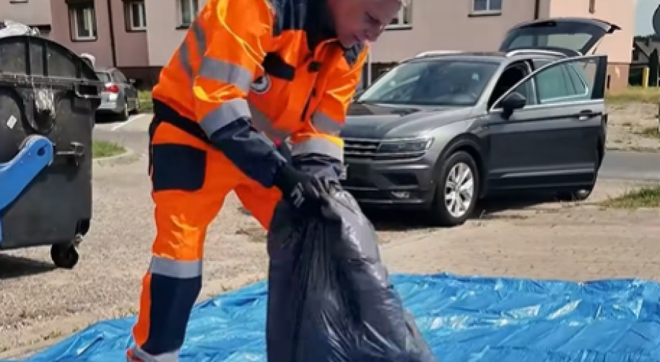 El alcalde sacó la basura y empezó a clasificarla. La grabación se está haciendo viral.