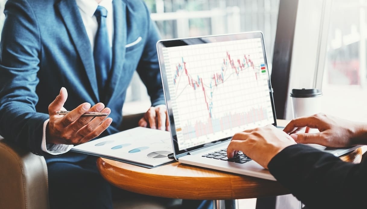 Prop Trader, do you need a VAT number? How to manage your income