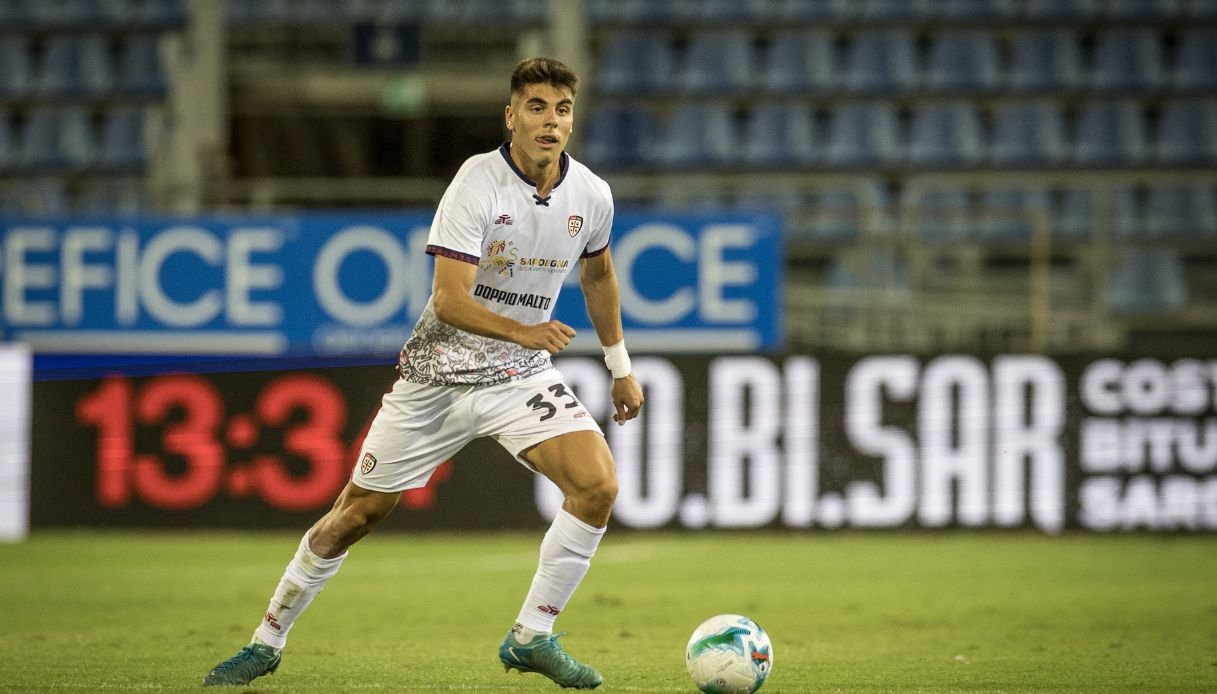 Maglia Cagliari 2025/2026 quanto costa: il prezzo del kit home e away