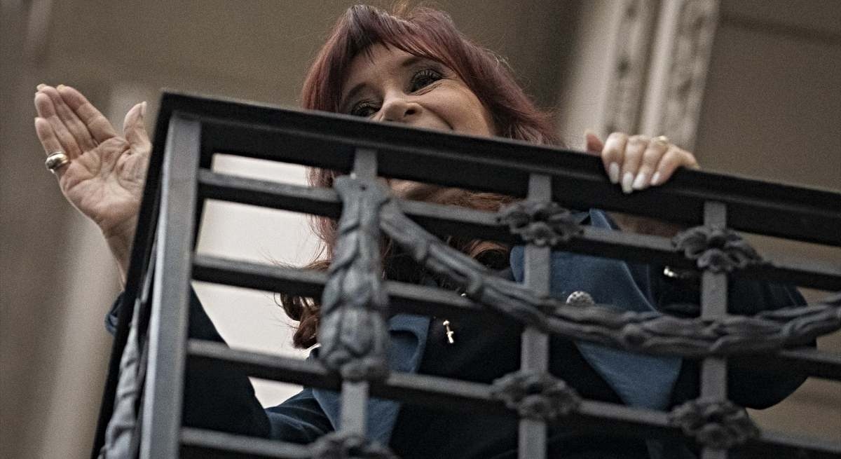 Cristina Fernández, Milei'yi yalan söylemekle suçluyor ve hükümetinin faiz ödemek için para bastığını ileri sürüyor.