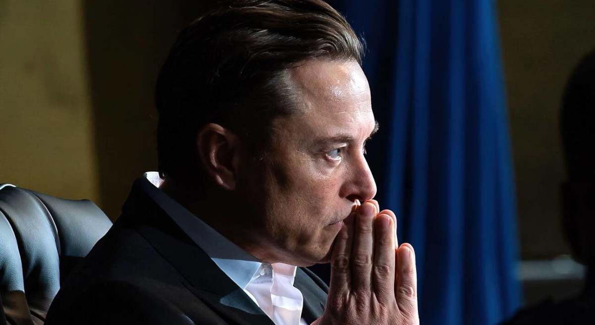 Musk klaagt OpenAI en Apple aan vanwege het bevoordelen van de ChatGPT-app op iPhones.