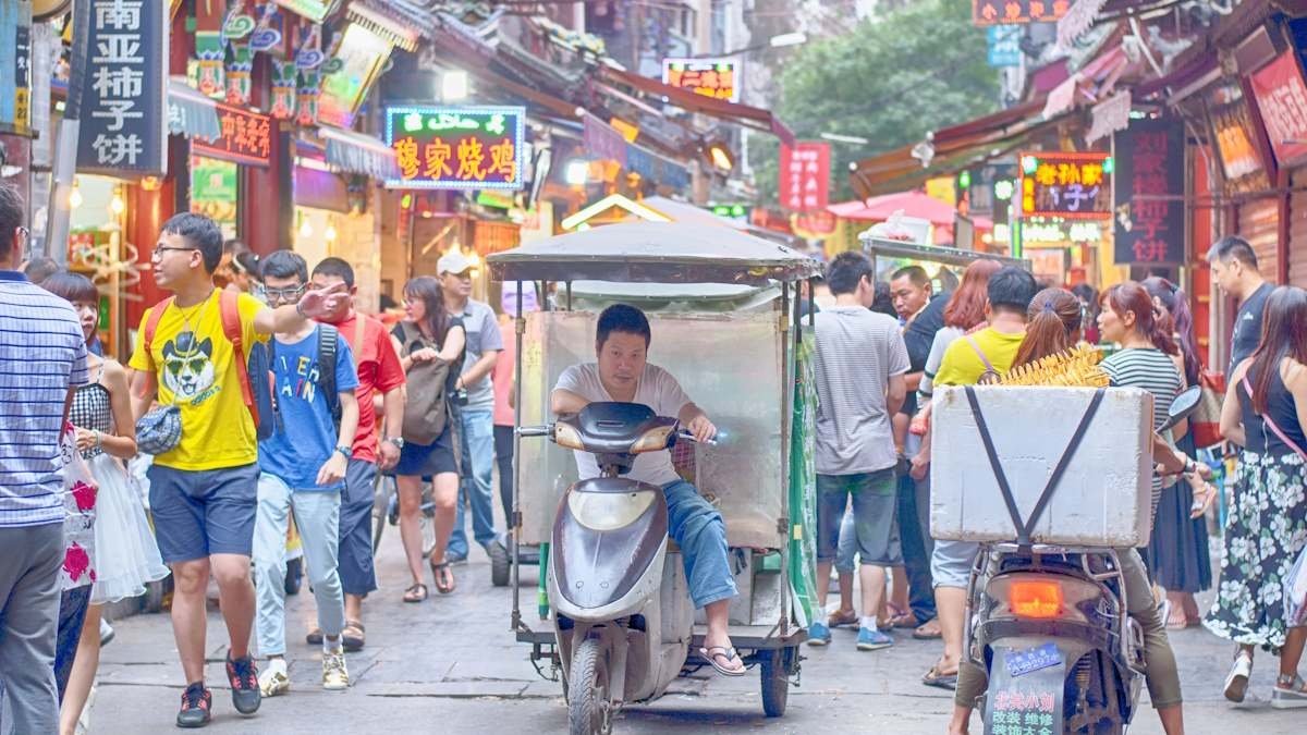 La Cina deve imitare la Spagna per risolvere la crisi economica: la chiave sta nel modo di consumare.