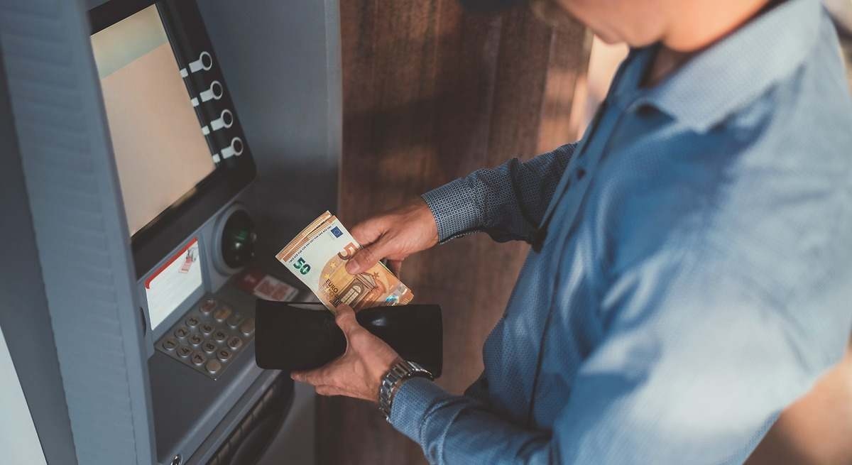 Prawie 8000 bankomatów mniej w ciągu zaledwie jednego roku: najniższy wynik w historii, w całej Hiszpanii pozostało zaledwie 37 000.