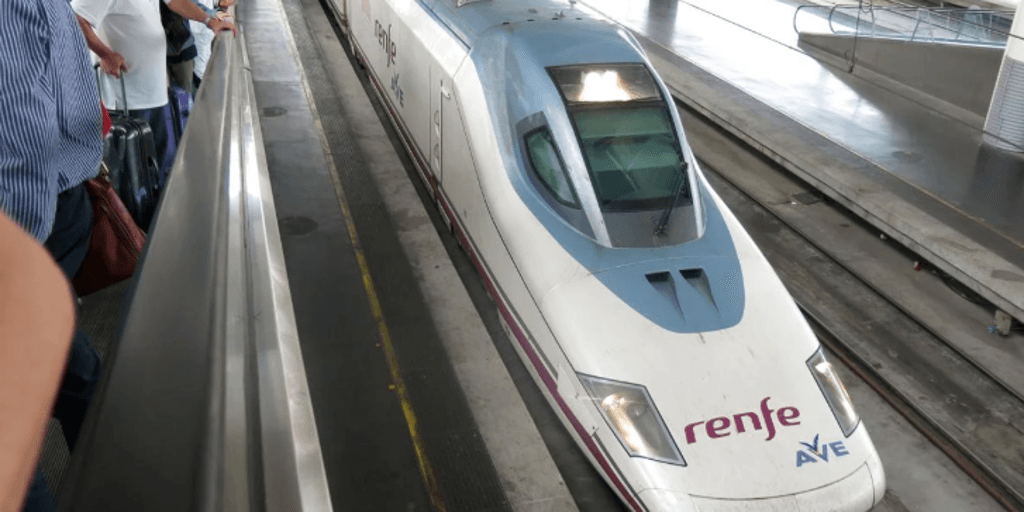 A fire near the tracks disrupted high-speed trains between Madrid and Andalusia for just under an hour.