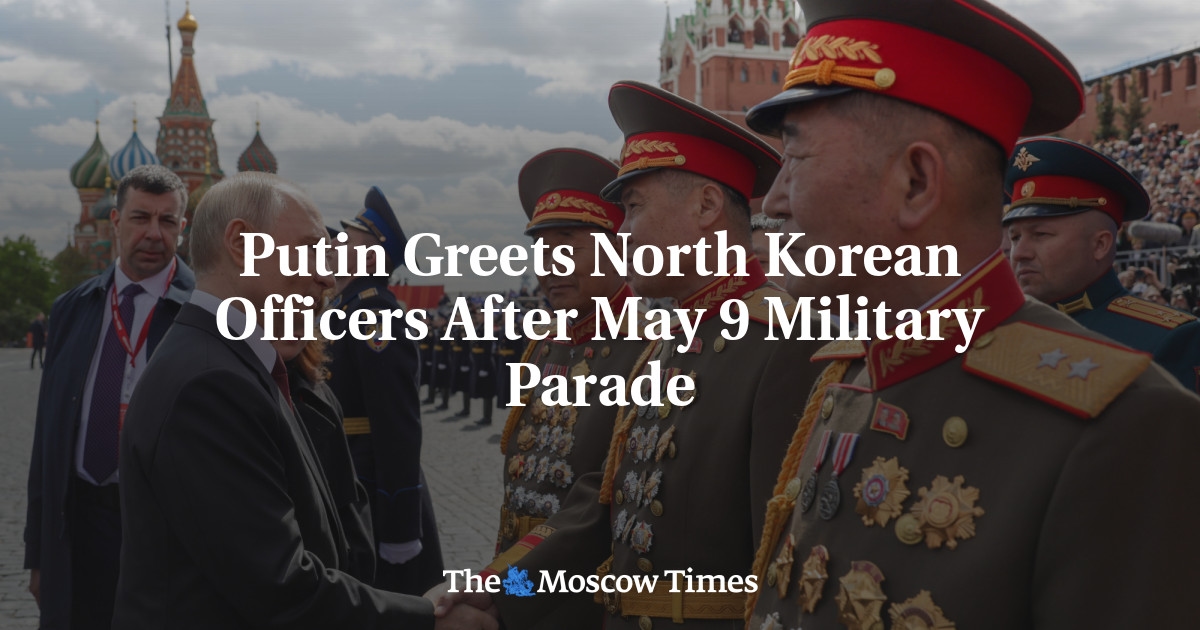 Putin begrüßt nordkoreanische Offiziere nach der Militärparade am 9. Mai