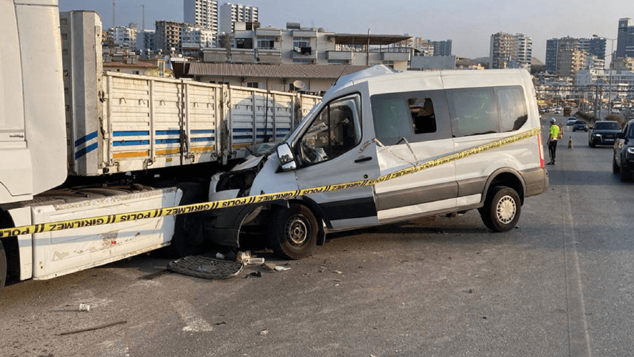 Terrible accident! Minibus carrying dormitory students crashed into parked truck