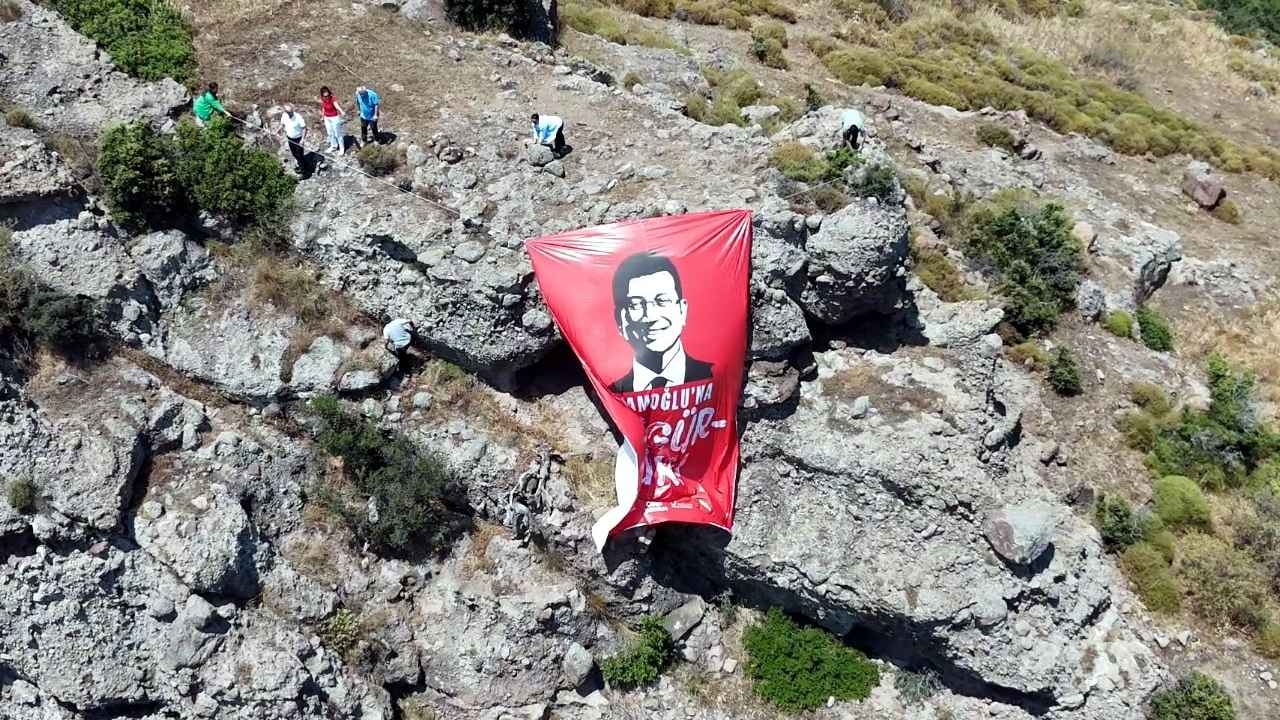 La banderole d'İmamoğlu accrochée sur une colline de Bodrum a été retirée par la police