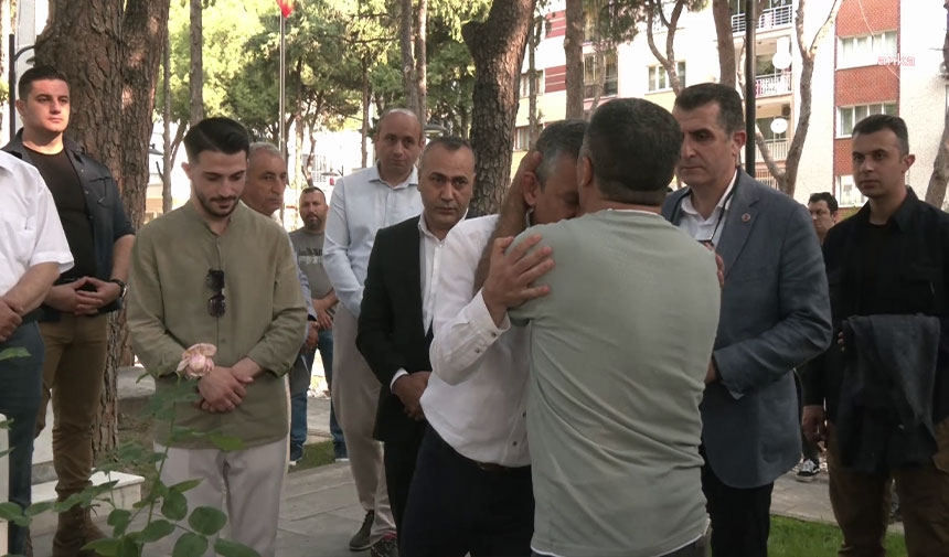 Houve um protesto em seu funeral! O pai do mártir beijou Özel na testa
