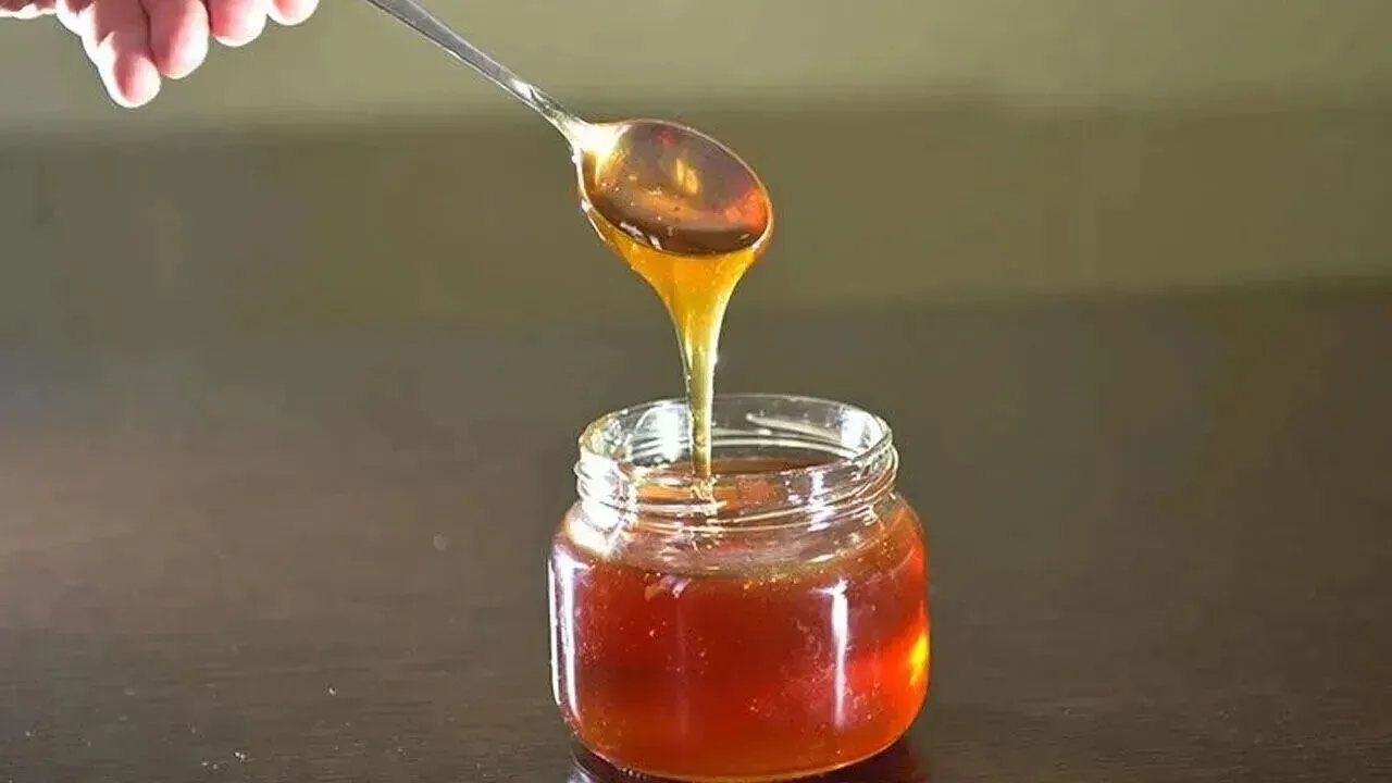 Consommé dans de nombreux foyers, il s'est avéré être du faux ! Voici les marques de miel frauduleuses.