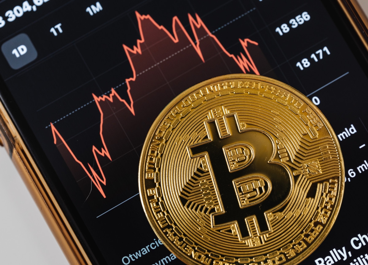 Ataque dos EUA ao Irã também assusta criptomoedas: Bitcoin cai abaixo da marca de 100 mil dólares