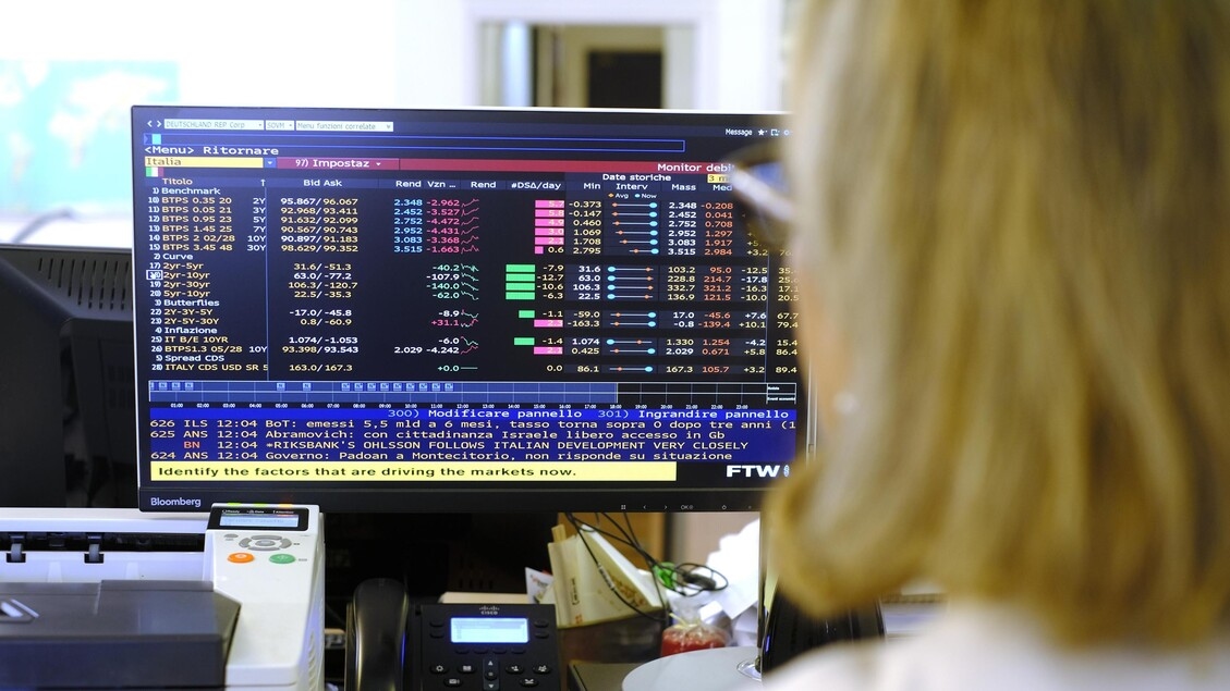 De spread tussen Italiaanse staatsobligaties (BTP's) en Duitse Bunds opent hoger op 83 basispunten.